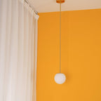 Glazen Hanglamp Met Glanzende Kap En Compact Ontwerp Voor Moderne Sfeerlicht