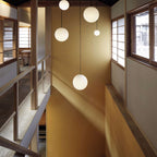 Glazen Hanglamp Met Glanzende Kap En Compact Ontwerp Voor Moderne Sfeerlicht
