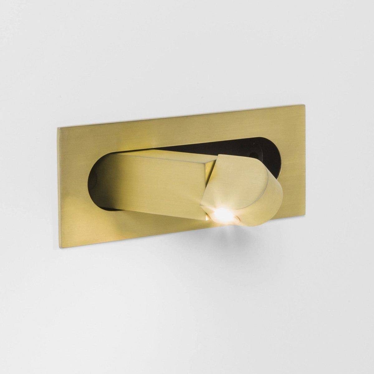 Metalen Wandlamp Met Compact Ontwerp En Zachte Lichtkleuren Voor Moderne Ruimtes