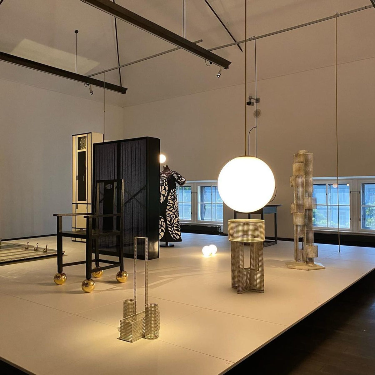 Glazen Hanglamp Met Glanzende Kap En Compact Ontwerp Voor Moderne Sfeerlicht