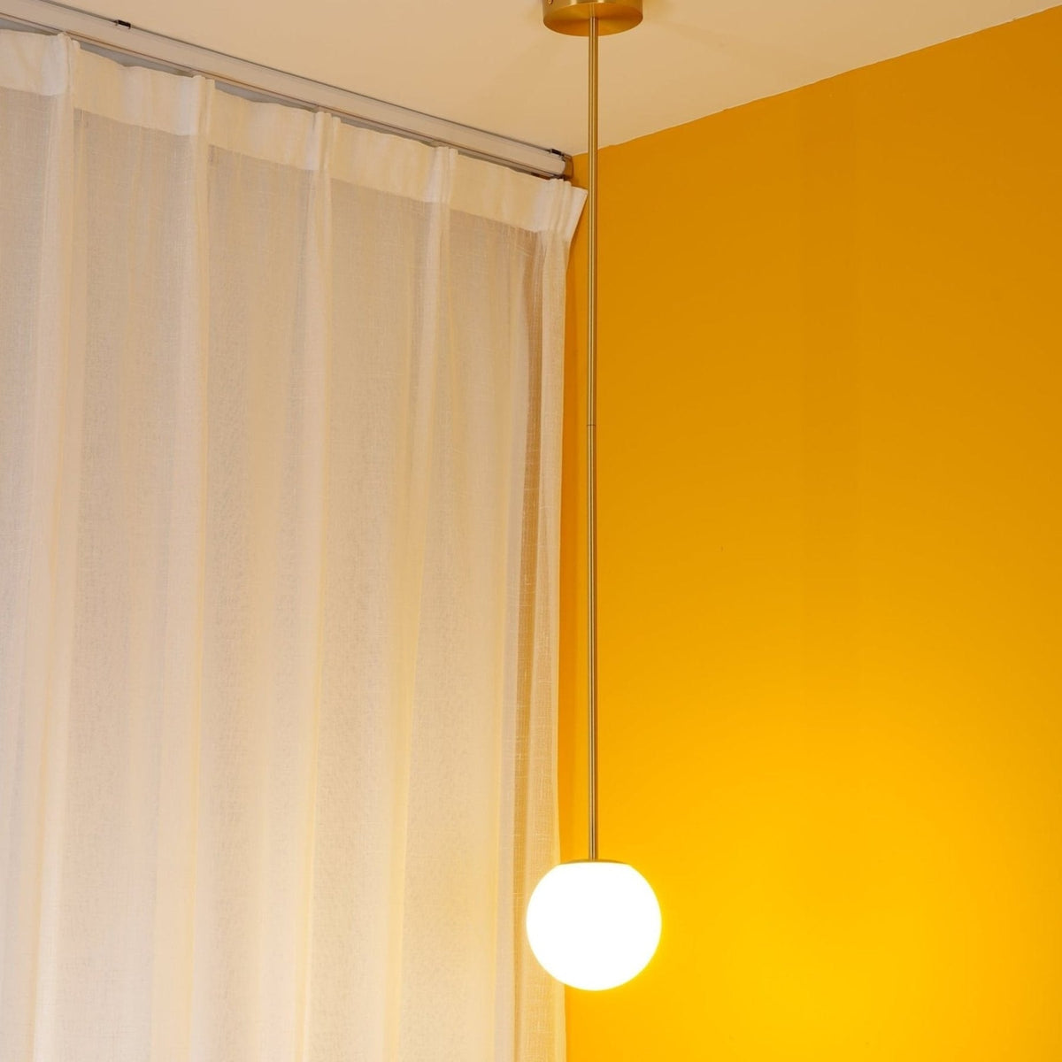 Glazen Hanglamp Met Glanzende Kap En Compact Ontwerp Voor Moderne Sfeerlicht