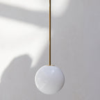 Glazen Hanglamp Met Glanzende Kap En Compact Ontwerp Voor Moderne Sfeerlicht