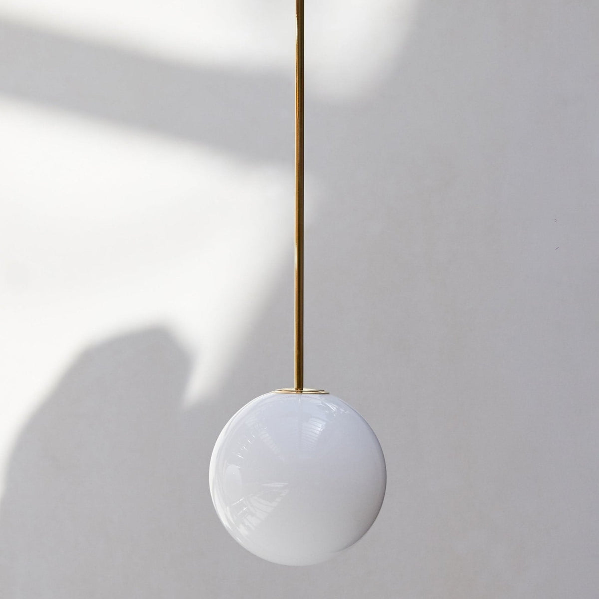 Glazen Hanglamp Met Glanzende Kap En Compact Ontwerp Voor Moderne Sfeerlicht