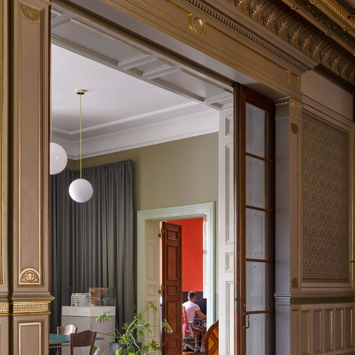 Glazen Hanglamp Met Glanzende Kap En Compact Ontwerp Voor Moderne Sfeerlicht