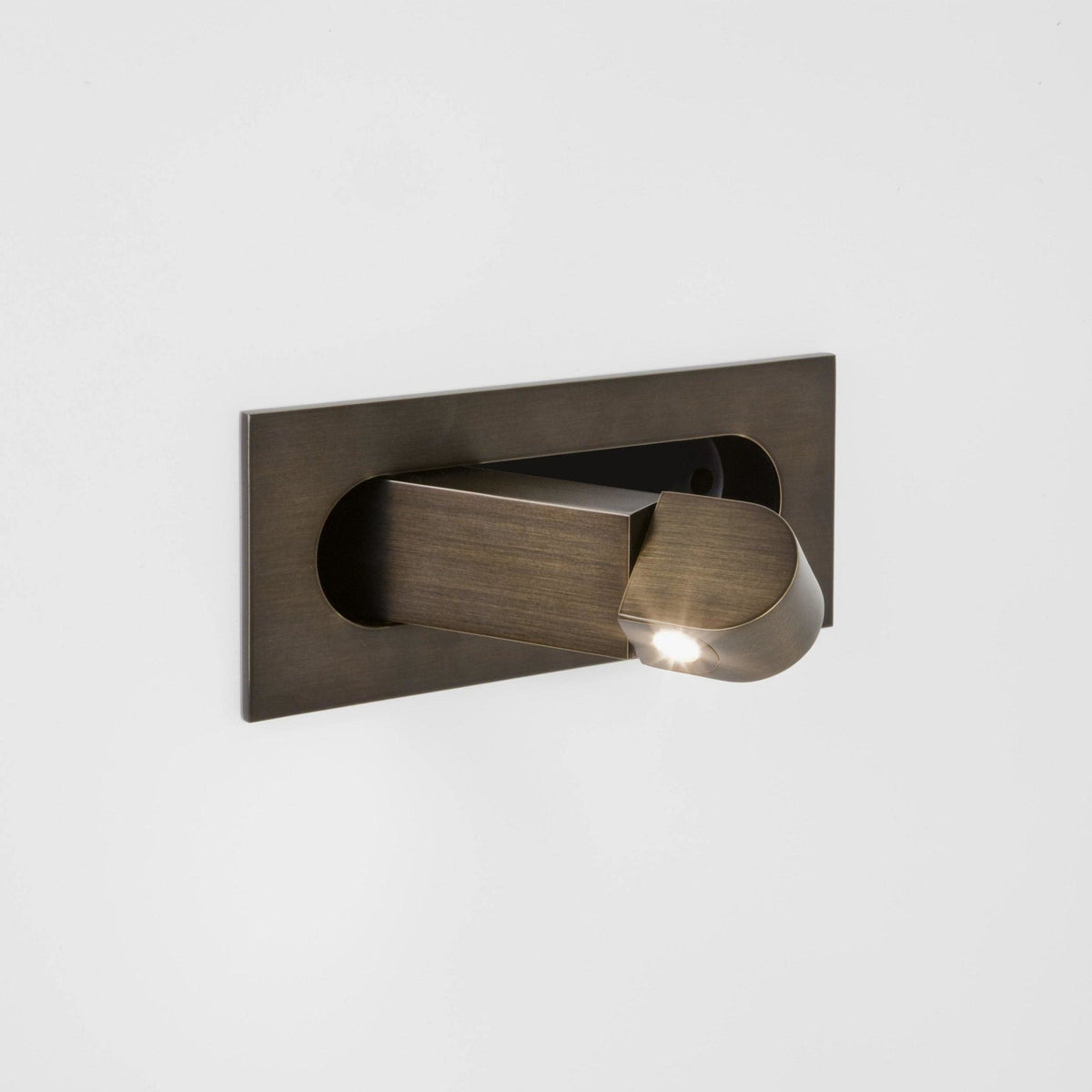 Metalen Wandlamp Met Compact Ontwerp En Zachte Lichtkleuren Voor Moderne Ruimtes