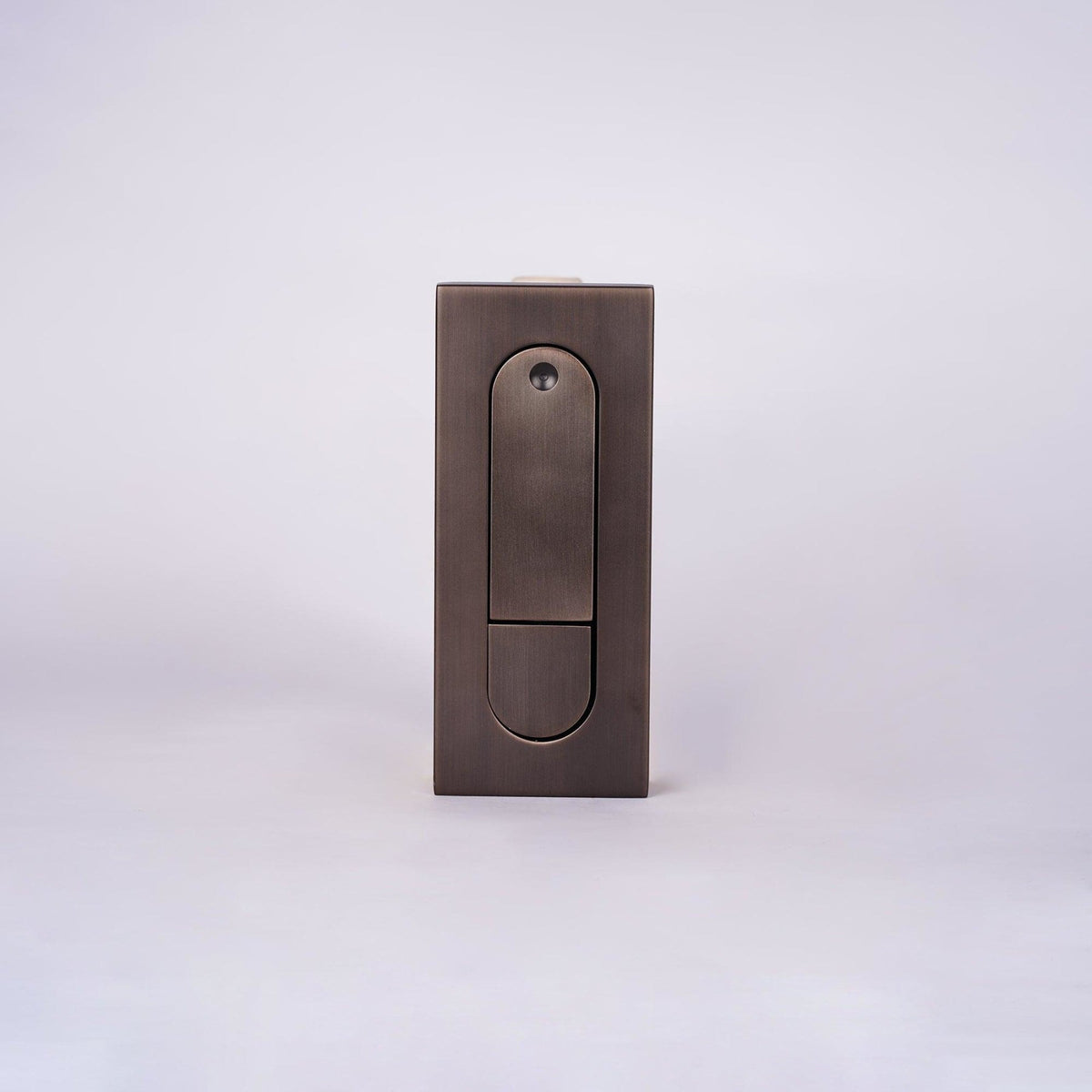 Metalen Wandlamp Met Compact Ontwerp En Zachte Lichtkleuren Voor Moderne Ruimtes