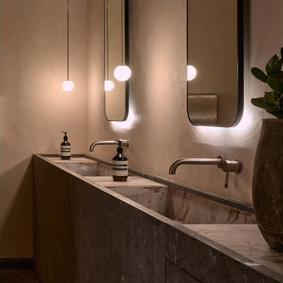 Glazen Hanglamp Met Glanzende Kap En Compact Ontwerp Voor Moderne Sfeerlicht