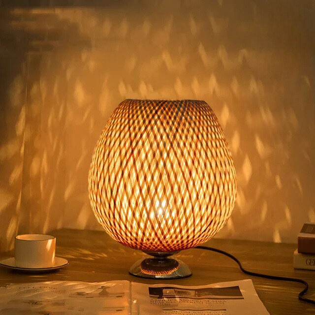 Vintage Bamboe Tafellamp met Klassieke Nostalgie en Duurzame Afwerking