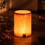 Houten Tafellamp Met Warm Licht En Snoerloos Ontwerp Voor Gezellige Hoeken