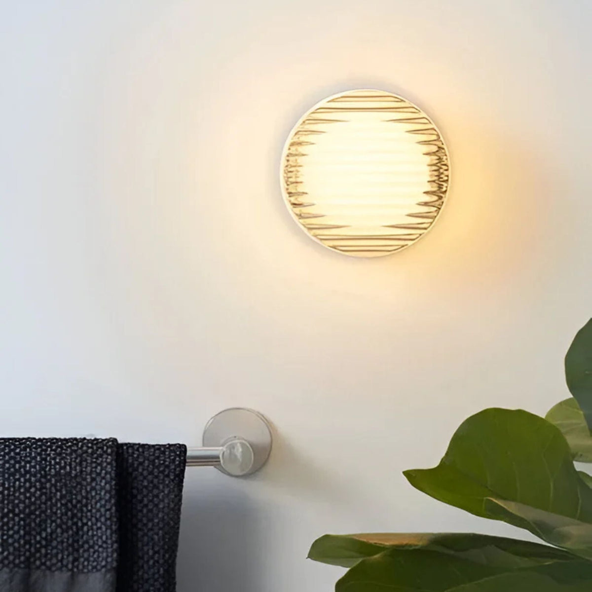 Compacte Wandlamp Met Geribbeld Lichtdesign En Sfeervolle LED-Verlichting