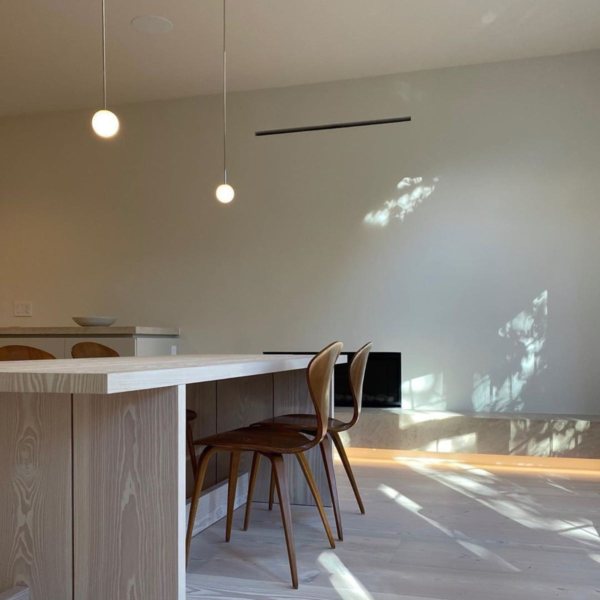 Glazen Hanglamp Met Glanzende Kap En Compact Ontwerp Voor Moderne Sfeerlicht
