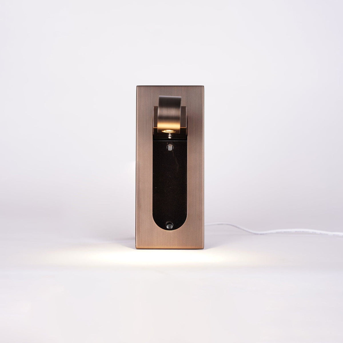 Metalen Wandlamp Met Compact Ontwerp En Zachte Lichtkleuren Voor Moderne Ruimtes