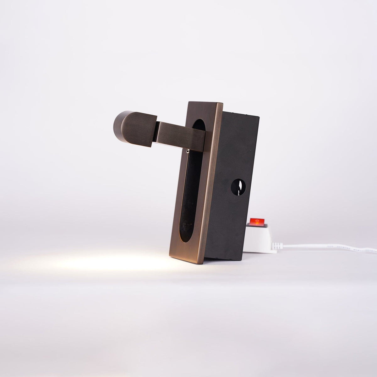 Metalen Wandlamp Met Compact Ontwerp En Zachte Lichtkleuren Voor Moderne Ruimtes
