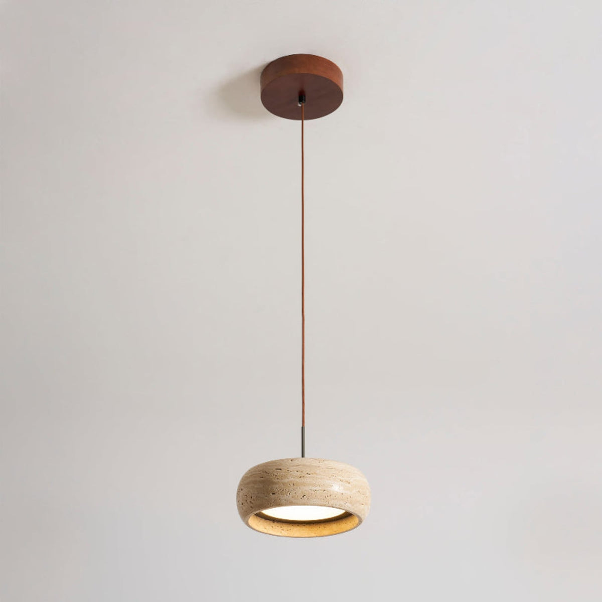 Travertin Hanglamp Met Slank Profiel En Dimbare Lichtkleuren Voor Moderne Ruimtes