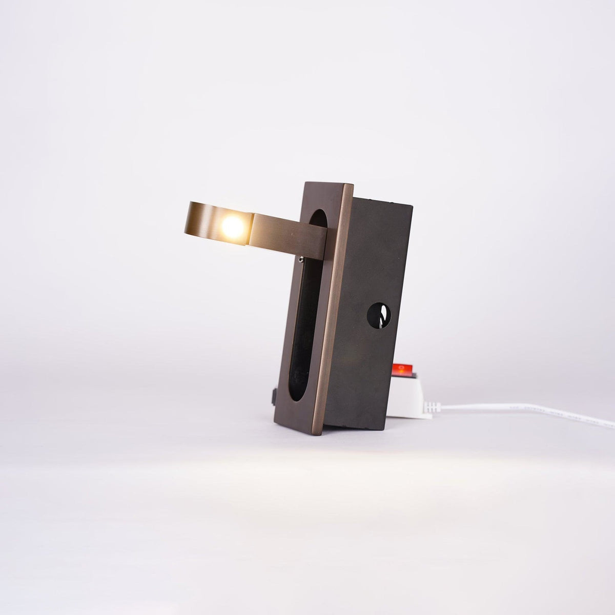 Metalen Wandlamp Met Compact Ontwerp En Zachte Lichtkleuren Voor Moderne Ruimtes