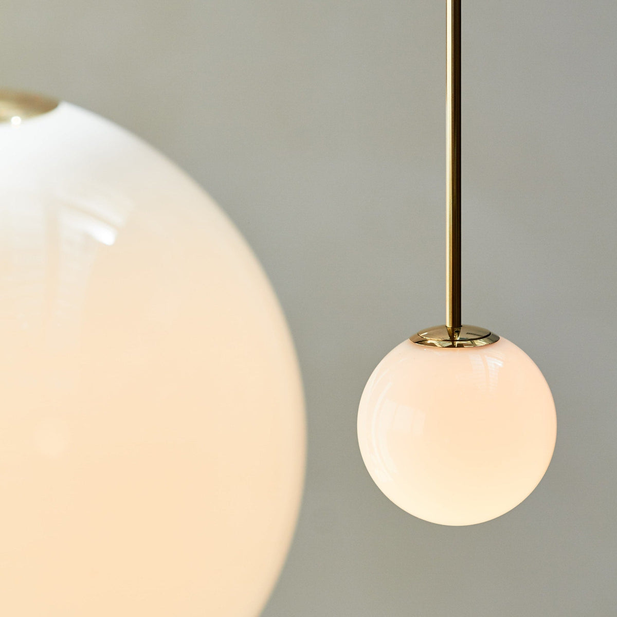 Glazen Hanglamp Met Glanzende Kap En Compact Ontwerp Voor Moderne Sfeerlicht