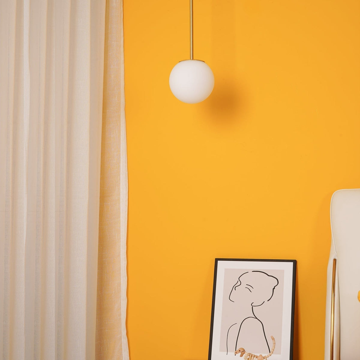 Glazen Hanglamp Met Glanzende Kap En Compact Ontwerp Voor Moderne Sfeerlicht
