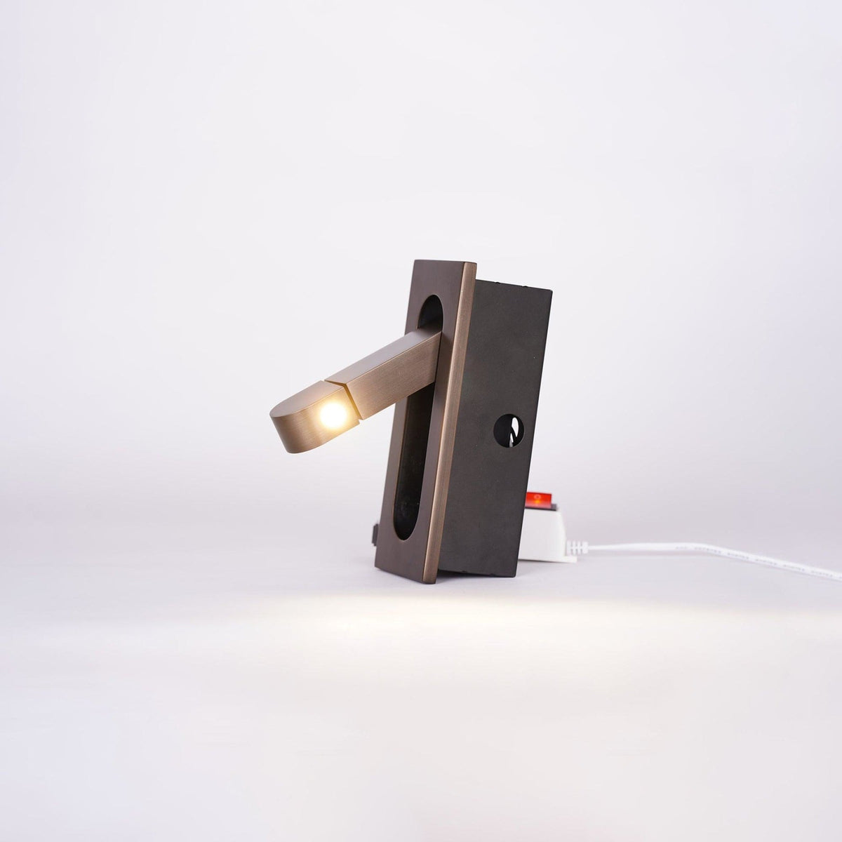 Metalen Wandlamp Met Compact Ontwerp En Zachte Lichtkleuren Voor Moderne Ruimtes