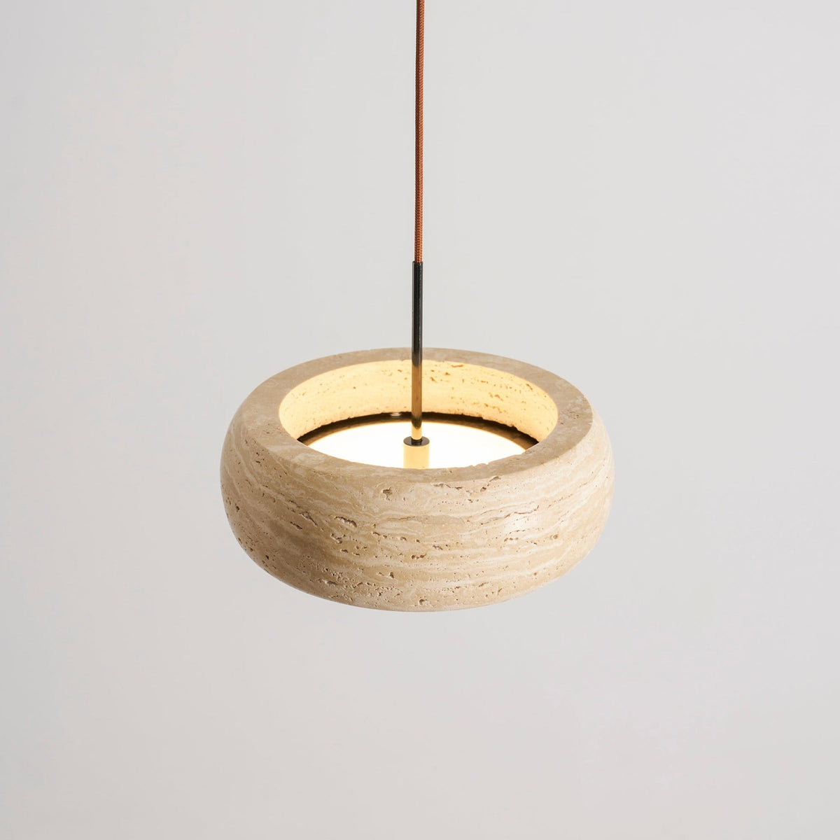 Travertin Hanglamp Met Slank Profiel En Dimbare Lichtkleuren Voor Moderne Ruimtes