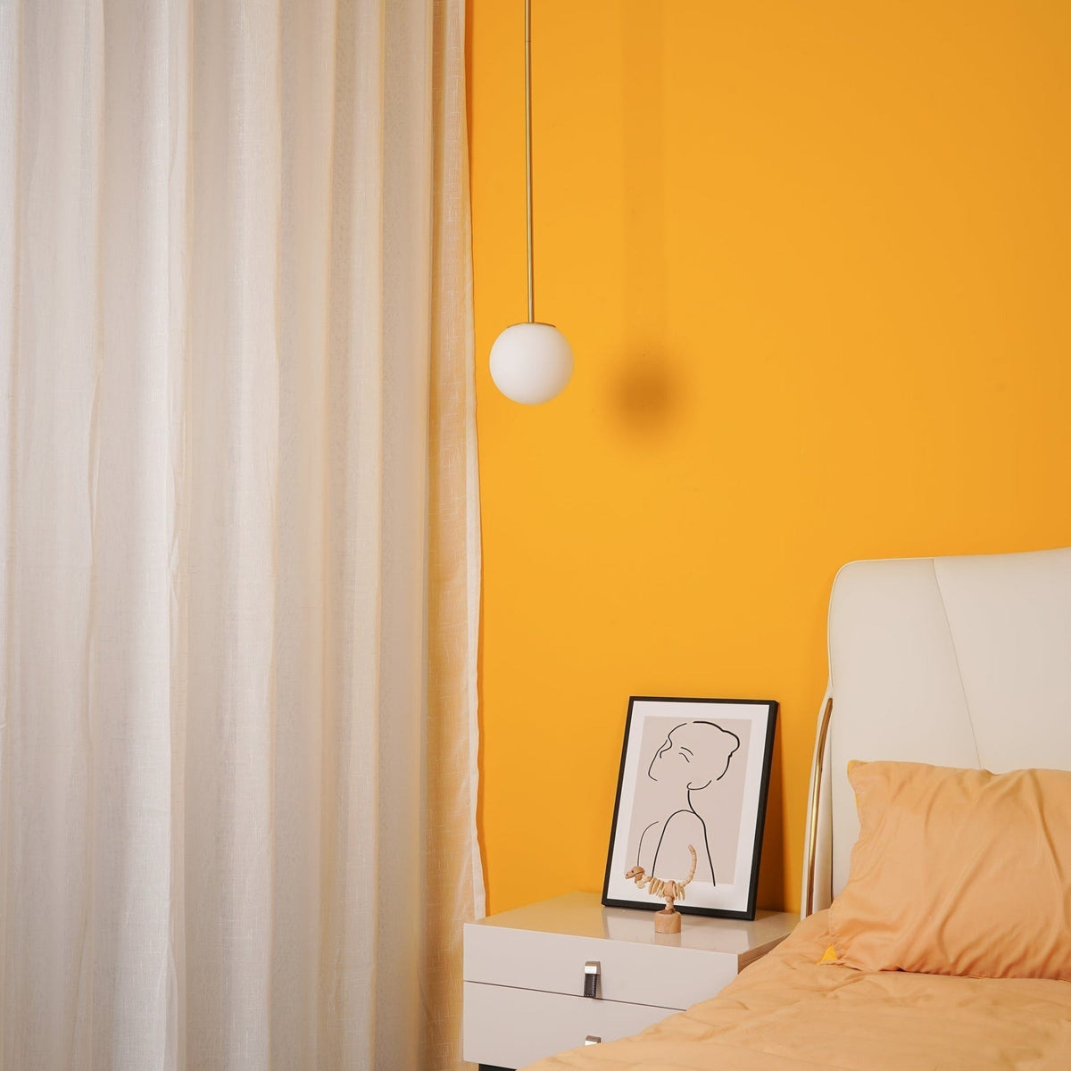 Glazen Hanglamp Met Glanzende Kap En Compact Ontwerp Voor Moderne Sfeerlicht
