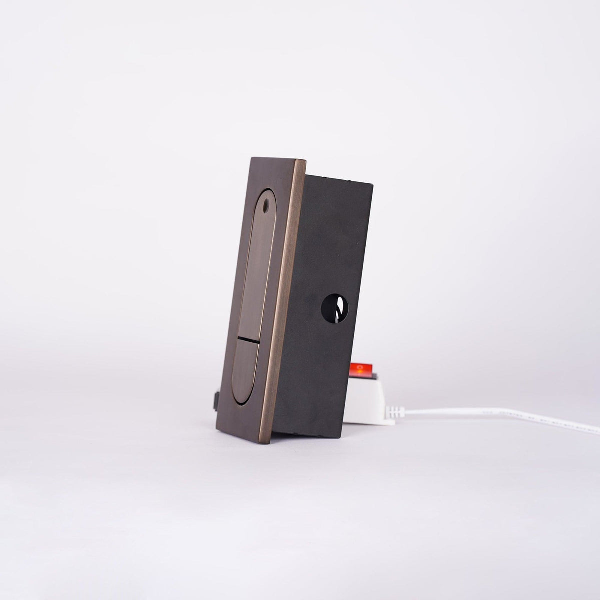 Metalen Wandlamp Met Compact Ontwerp En Zachte Lichtkleuren Voor Moderne Ruimtes