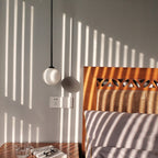 Glazen Hanglamp Met Glanzende Kap En Compact Ontwerp Voor Moderne Sfeerlicht