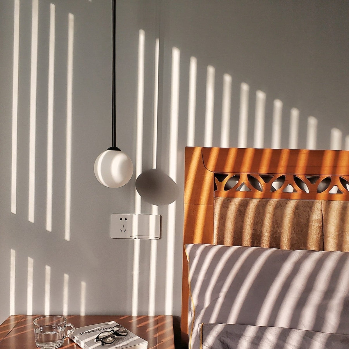 Glazen Hanglamp Met Glanzende Kap En Compact Ontwerp Voor Moderne Sfeerlicht