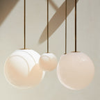 Glazen Hanglamp Met Glanzende Kap En Compact Ontwerp Voor Moderne Sfeerlicht