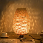 Vintage Bamboe Tafellamp met Klassieke Nostalgie en Duurzame Afwerking