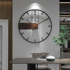 Wandklok van IJzer en Walnoothout met Robuuste Uitstraling