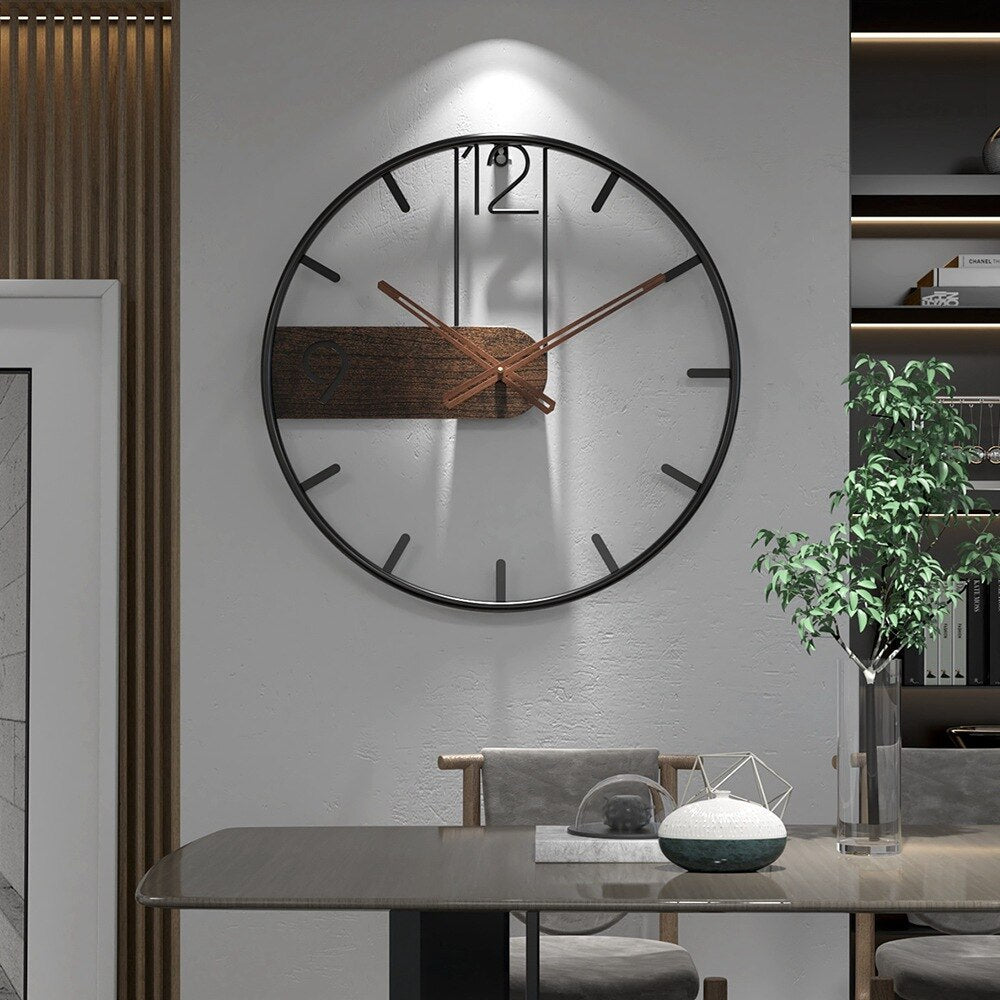 Wandklok van IJzer en Walnoothout met Robuuste Uitstraling