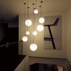 Glazen Hanglamp Met Glanzende Kap En Compact Ontwerp Voor Moderne Sfeerlicht