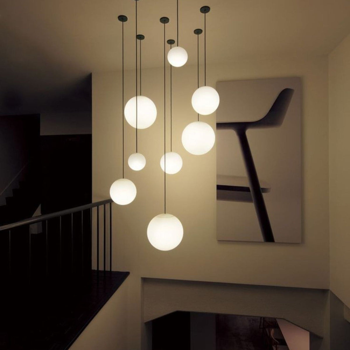 Glazen Hanglamp Met Glanzende Kap En Compact Ontwerp Voor Moderne Sfeerlicht