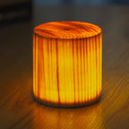 Houten Tafellamp Met Warm Licht En Snoerloos Ontwerp Voor Gezellige Hoeken