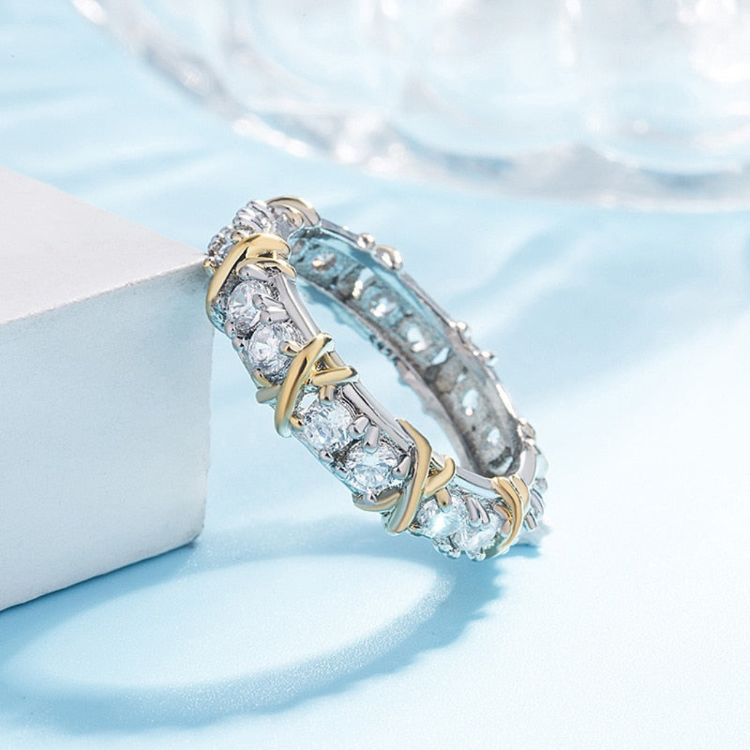 Ring van Koper met Kruisdetails en Gefacetteerde Inzetten