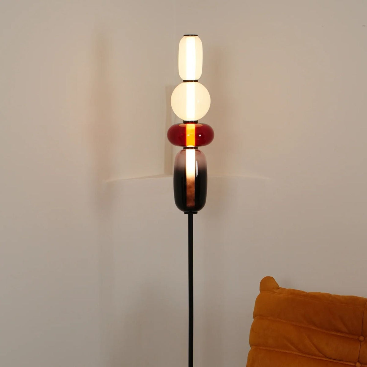 Artistieke Vloerlamp Met Gestapelde Glaselementen En Sfeervolle LED-Verlichting