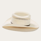 Gevlochten cowboyhoed van stro met decoratieve hoedband