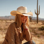 Gevlochten cowboyhoed van stro met decoratieve hoedband