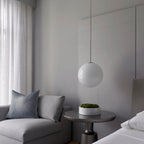 Glazen Hanglamp Met Glanzende Kap En Compact Ontwerp Voor Moderne Sfeerlicht