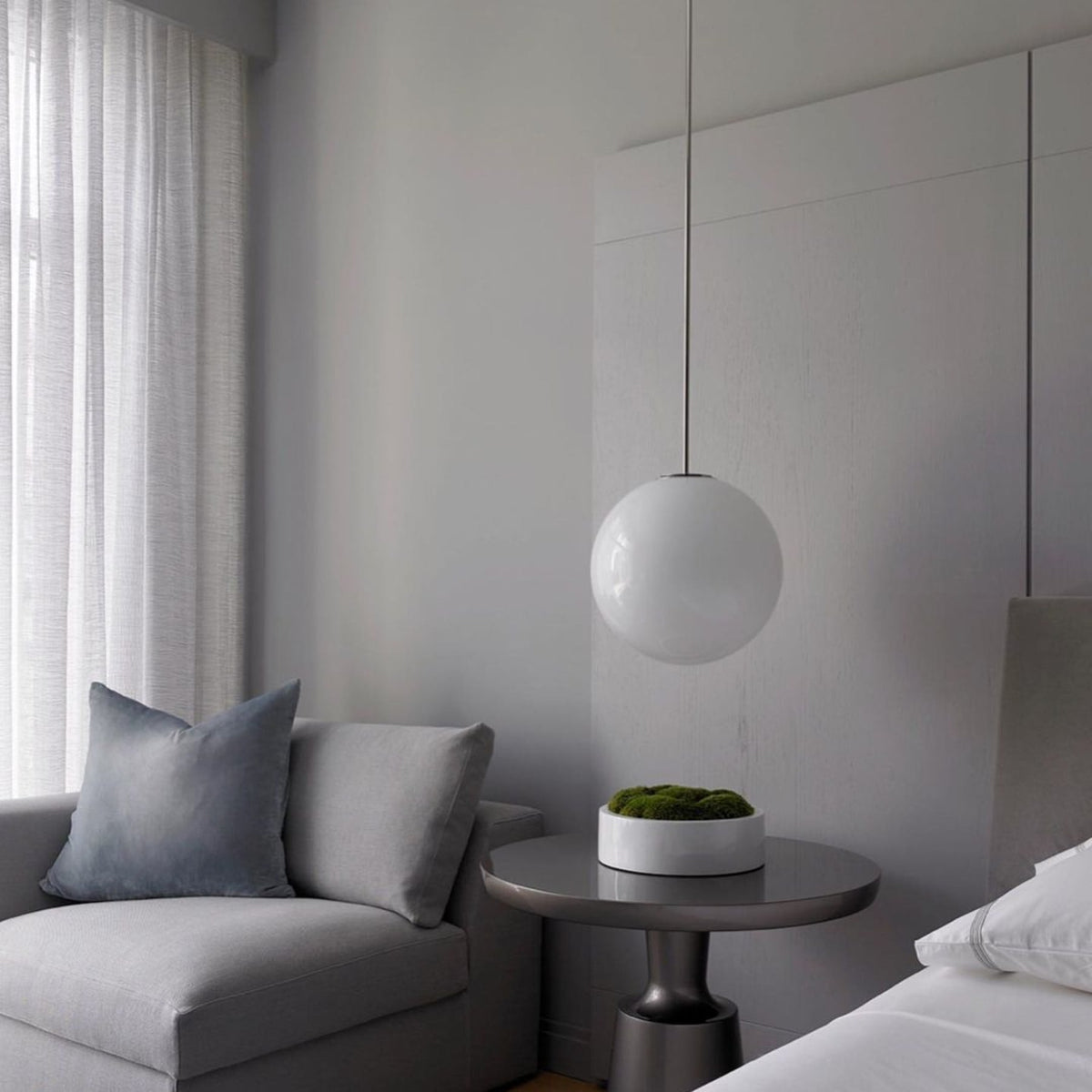 Glazen Hanglamp Met Glanzende Kap En Compact Ontwerp Voor Moderne Sfeerlicht
