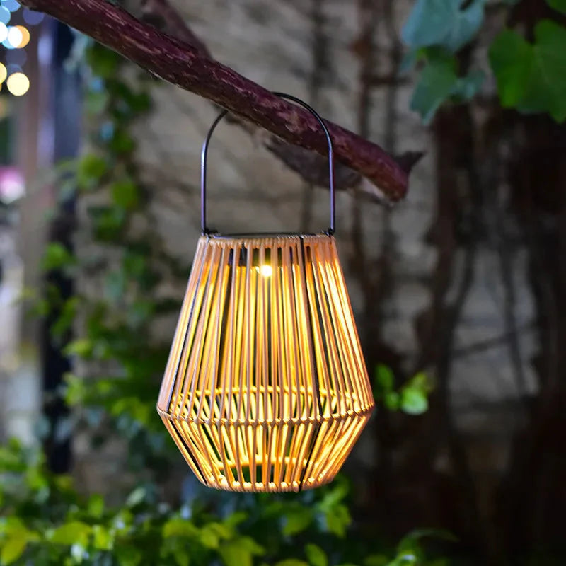 Solar Rattan Lantaarn Met Warmwit LED Licht Voor Sfeervolle Tuinverlichting