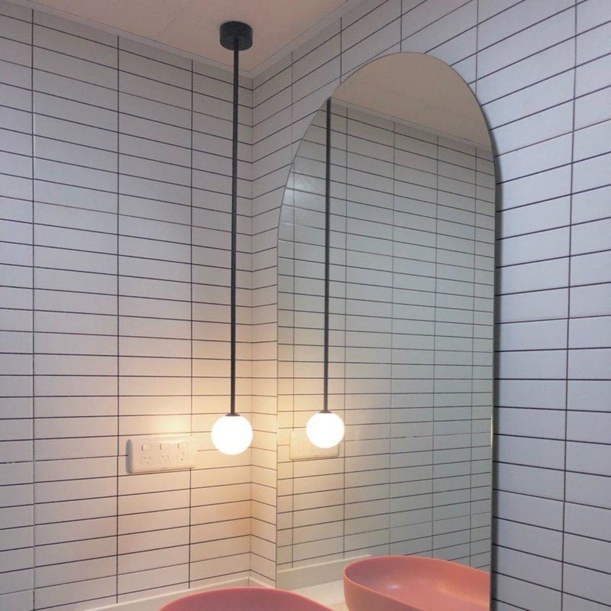 Glazen Hanglamp Met Glanzende Kap En Compact Ontwerp Voor Moderne Sfeerlicht