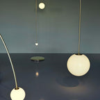Glazen Hanglamp Met Glanzende Kap En Compact Ontwerp Voor Moderne Sfeerlicht