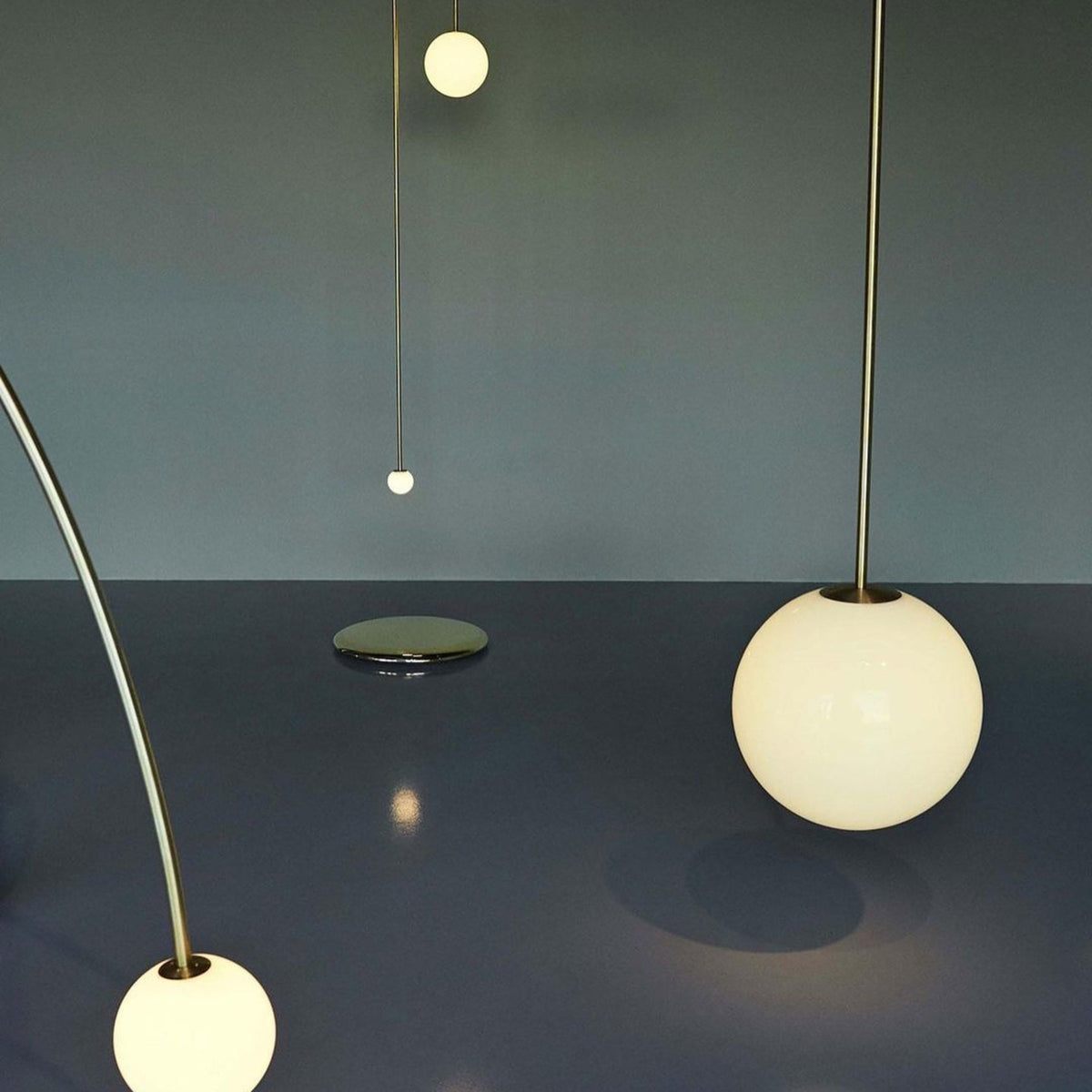 Glazen Hanglamp Met Glanzende Kap En Compact Ontwerp Voor Moderne Sfeerlicht