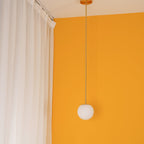 Glazen Hanglamp Met Glanzende Kap En Compact Ontwerp Voor Moderne Sfeerlicht