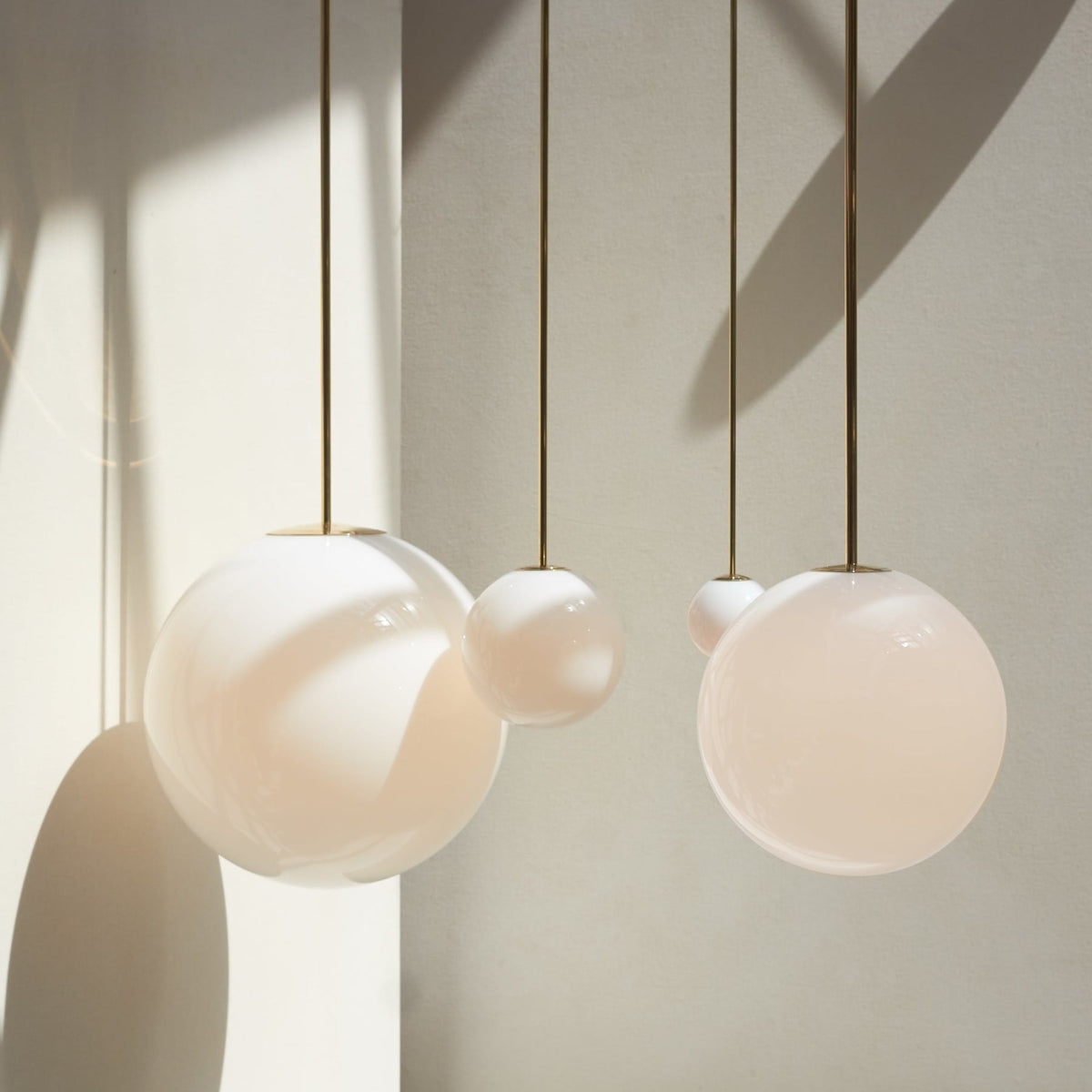 Glazen Hanglamp Met Glanzende Kap En Compact Ontwerp Voor Moderne Sfeerlicht