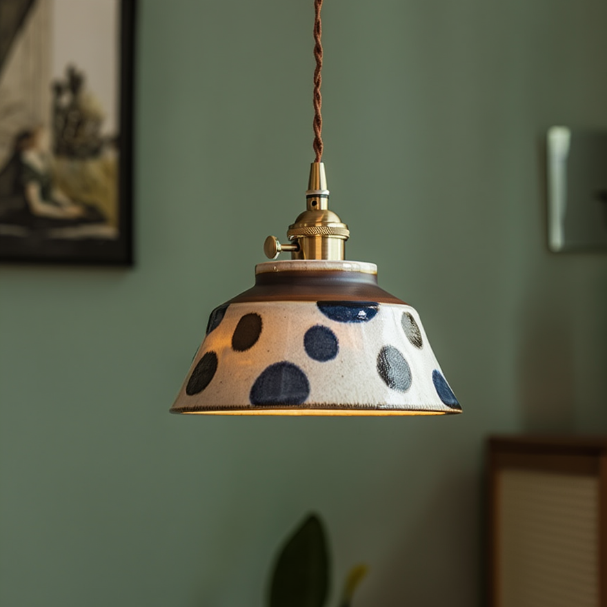 Handbeschilderde keramische hanglamp met koperen details