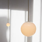 Glazen Hanglamp Met Glanzende Kap En Compact Ontwerp Voor Moderne Sfeerlicht