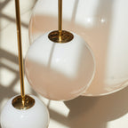 Glazen Hanglamp Met Glanzende Kap En Compact Ontwerp Voor Moderne Sfeerlicht