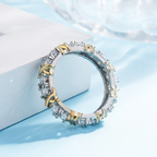 Ring van Koper met Kruisdetails en Gefacetteerde Inzetten
